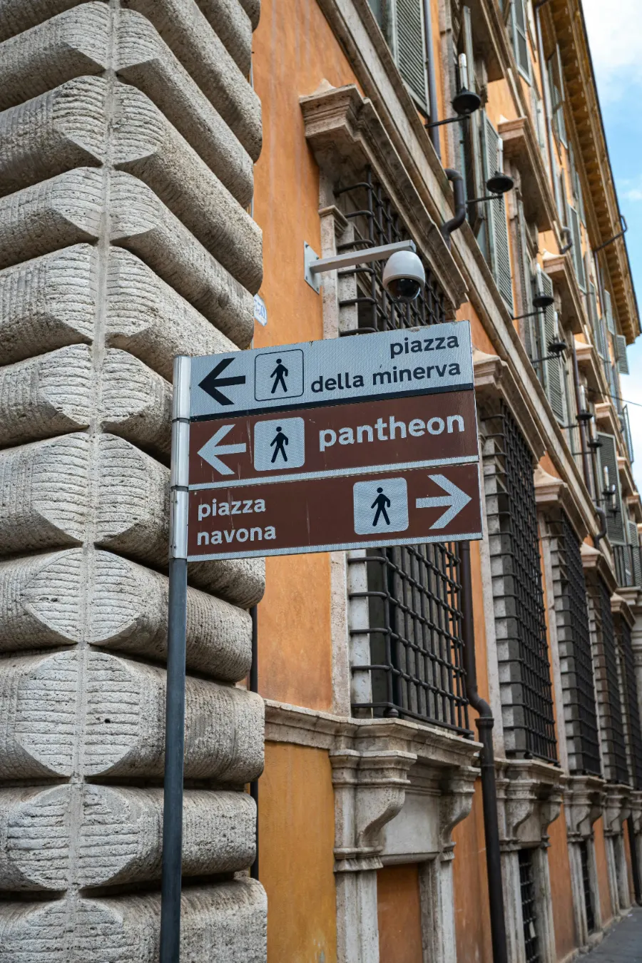 Señal peatonal hacia el Panteón en una calle de Roma