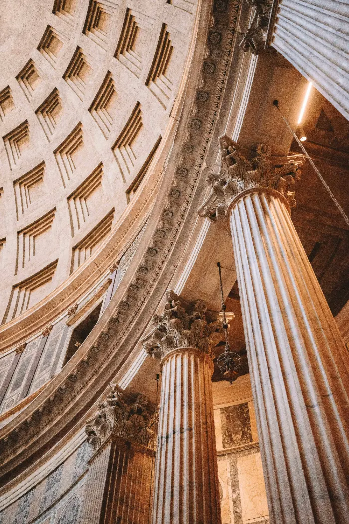 Columnas de mármol bajo la cúpula del Panteón